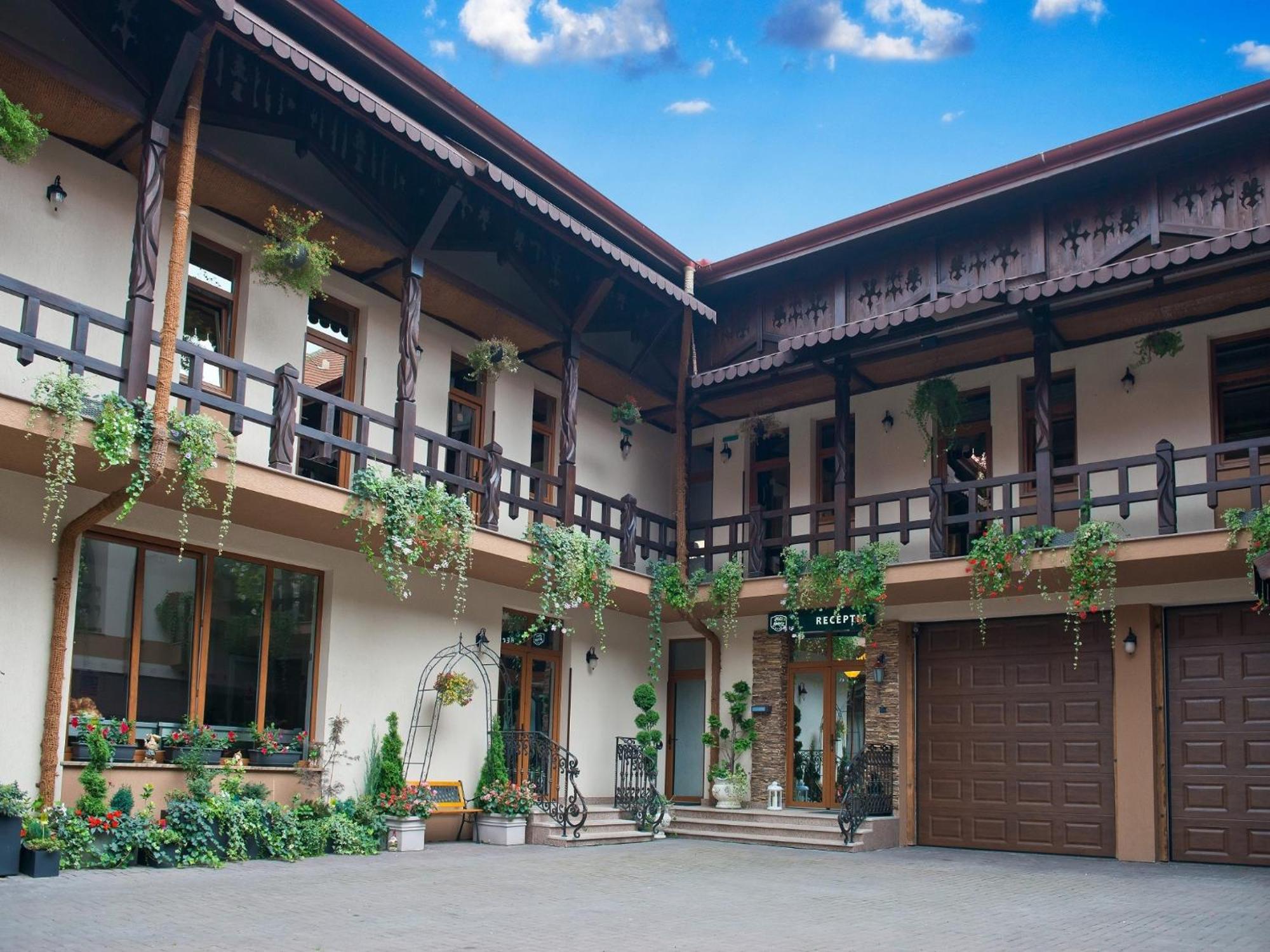 Hotel Galany Rădăuţi Екстериор снимка